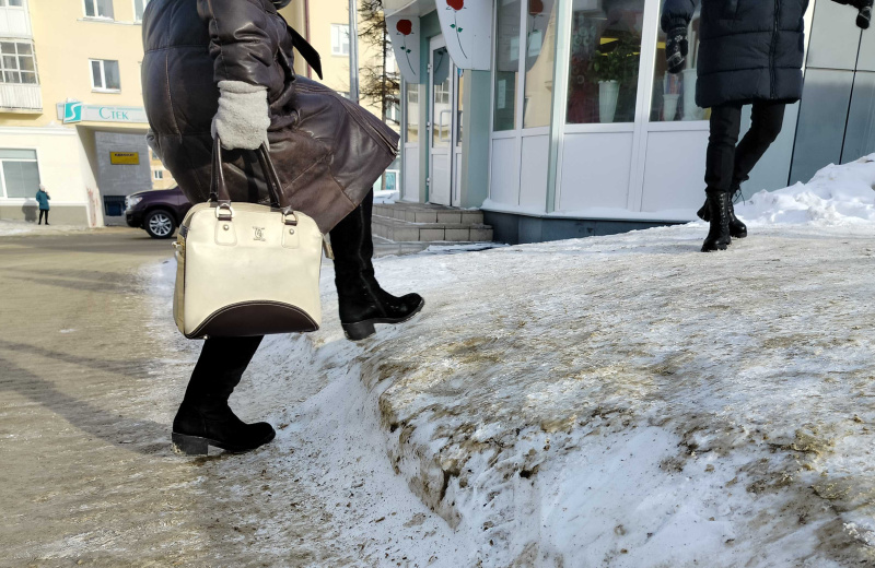 Правила безопасности при гололеде напомнили магаданцам