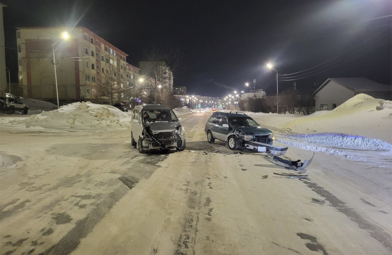 В Магадане сотрудники Госавтоинспекции устанавливают обстоятельства ДТП на улице Пролетарской