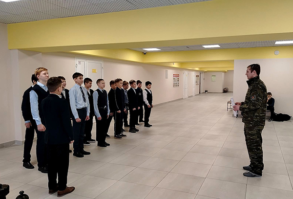Сотрудник отдела специального назначения обучили школьников строевой подготовке
