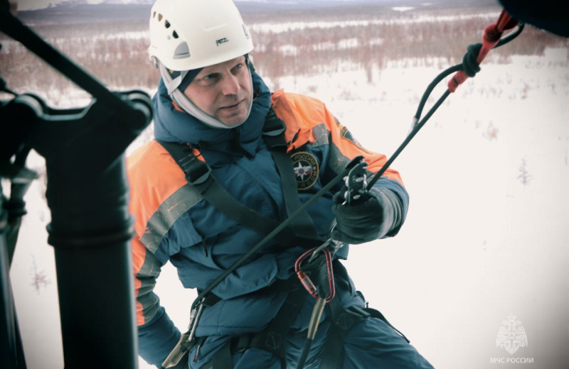 Магаданские спасатели провели первую в этом году тренировку по беспарашютному десантированию