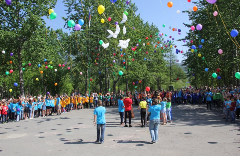 Стартовал приём заявок на летний отдых и оздоровление детей в Магаданской области