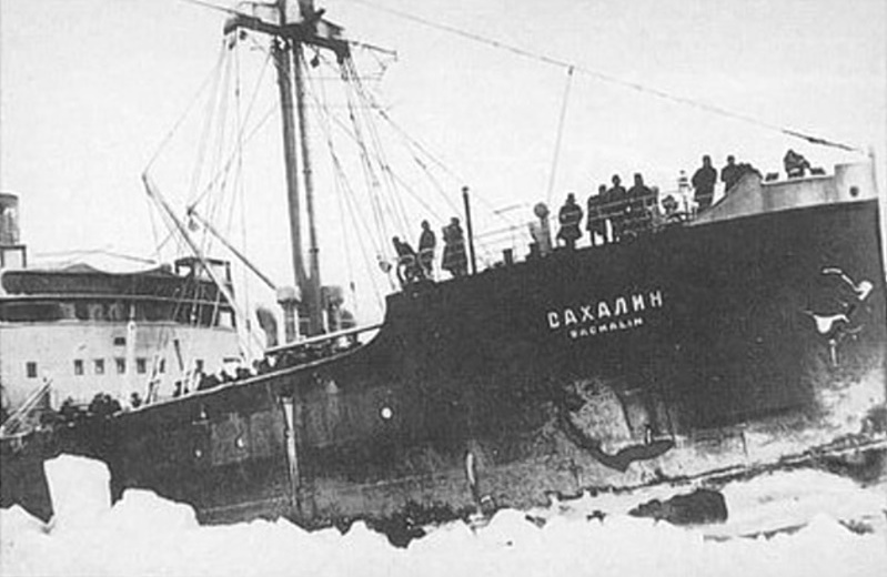 4 февраля 1932 года в бухту Нагаева на пароходе «Сахалин» прибыло руководство треста «Дальстрой» во главе с директором Э. П. Берзиным.