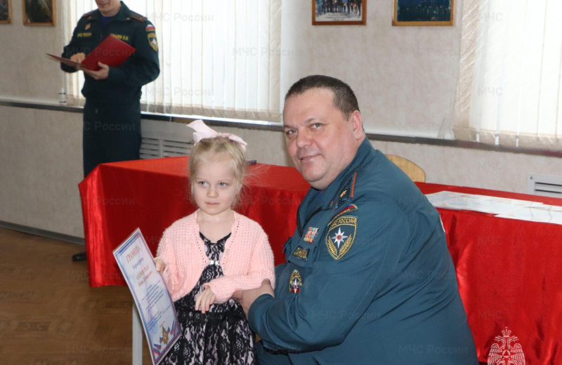 В Главном управлении наградили участников и победителей конкурса рисунков, приуроченного 35-летию МЧС России