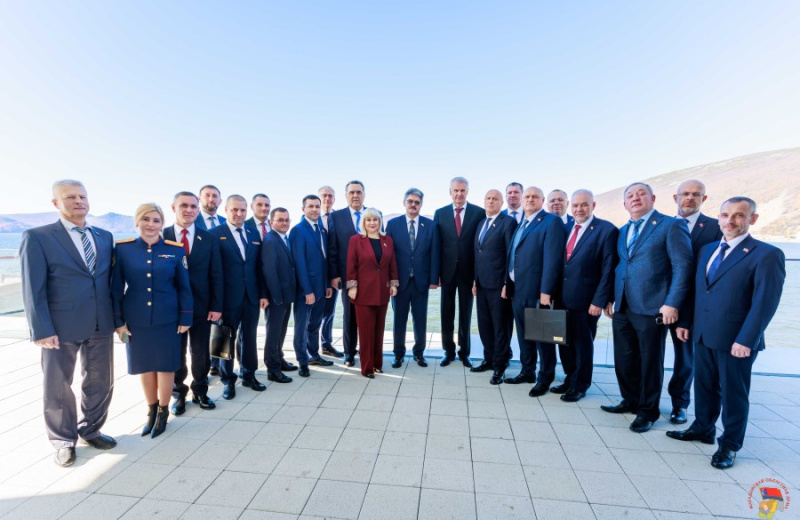 Колымские парламентарии поздравляют с юбилеем Губернатора Колымы Сергея Носова