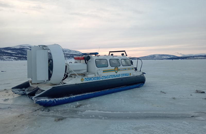 Два автомобиля попали в образованную трещину в бухте Гертнера