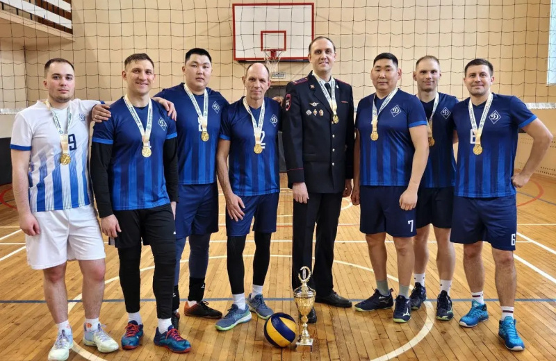 На Колыме в преддверии Дня защитника Отечества команда УМВД – «Звезда» победила в чемпионате по волейболу среди силовых ведомств!