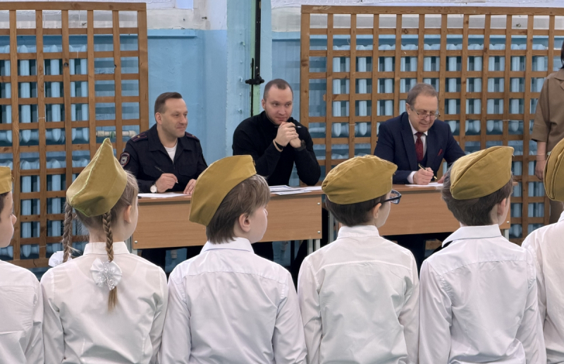 В Магадане в преддверии Дня защитника Отечества полицейские и общественники приняли участие в проведении смотра песни и строя