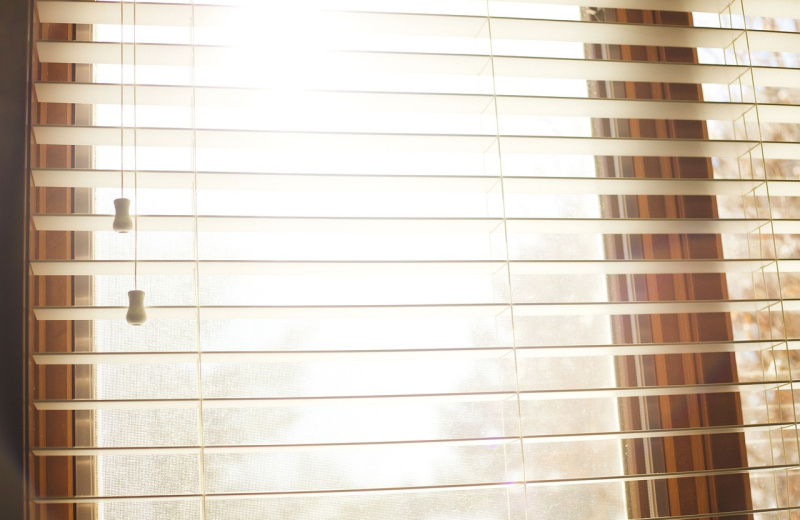 Как подобрать цвет жалюзи и штор под интерьер: принципы и советы