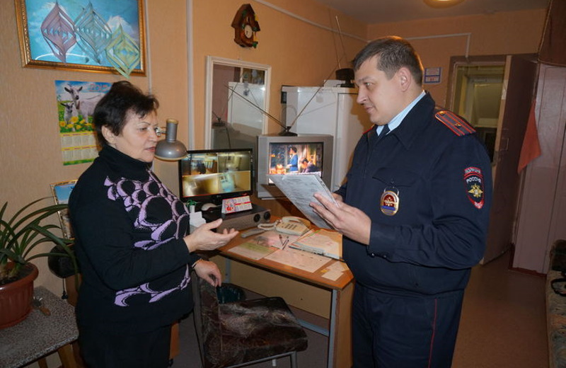 На Колыме проходит акция «Ваш участковый», в ходе которой полицейские рассказывают о киберсхемах