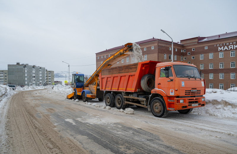 Сегодня в Магадане в связи со снегоуборкой возможно затруднение проезда на Транспортной, Речной и Колымском шоссе