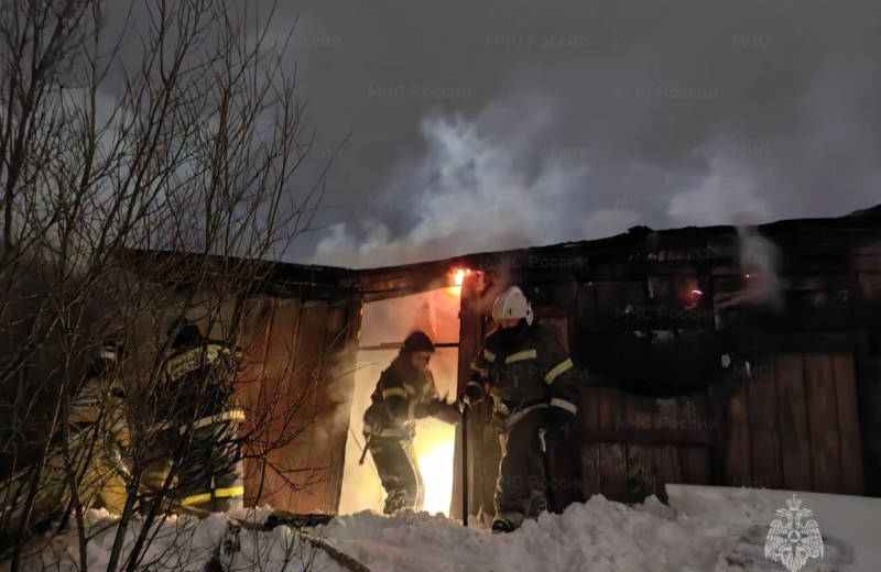Магаданские огнеборцы тушили гараж