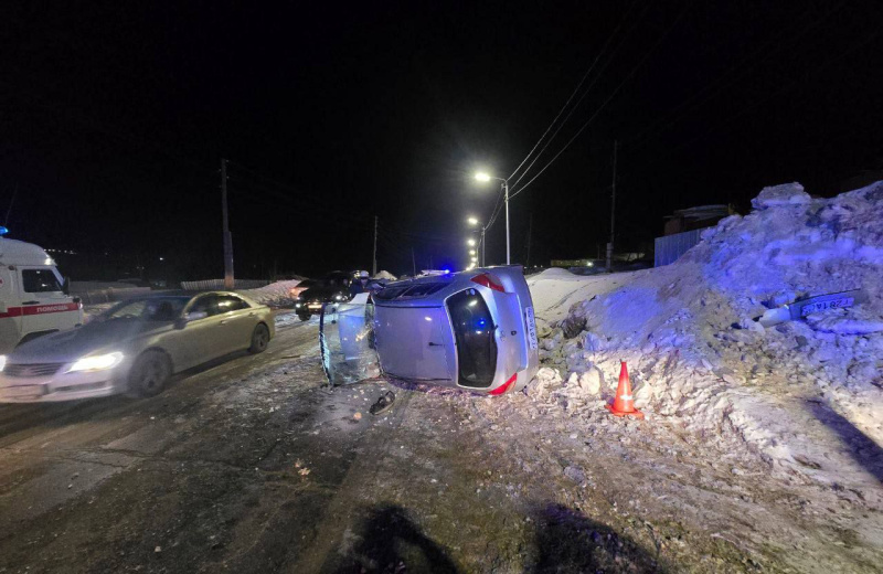 Водитель "Тойота Витц" перевернулся автомобиле и покинул место происшествия.