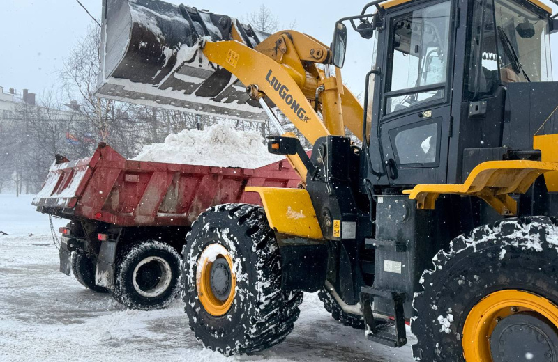 На расчистке Магадана от снега сегодня задействовано 100 единиц техники – Лариса Поликанова