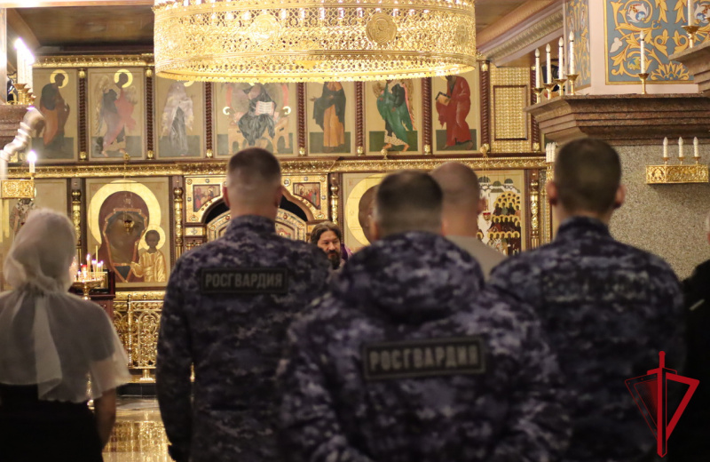 Молебен в честь юбилеев Росгвардии прошел в главном храме Магадана