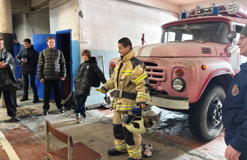 В пожарной части №11 (по охране п. Палатка) состоялась познавательная экскурсия для учащихся 8‑го класса МБОУ «СОШ №1»
