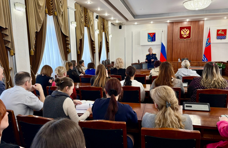 В формате диалога прошла встреча руководителя следственного управления Александры Просиной и государственных служащих в правительстве региона.