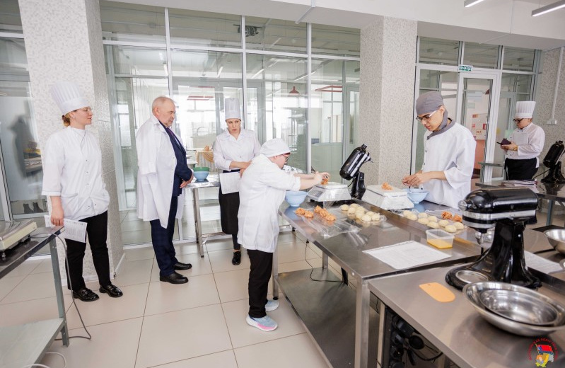 Андрей Зыков посетил конкурсные площадки IX Регионального чемпионата «Абилимпикс»