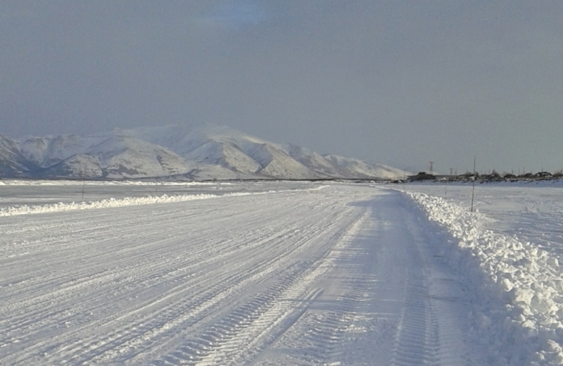 Минтранс Магаданской области сообщает о продлении ограничения на движение по ледовой переправе через реку Яна