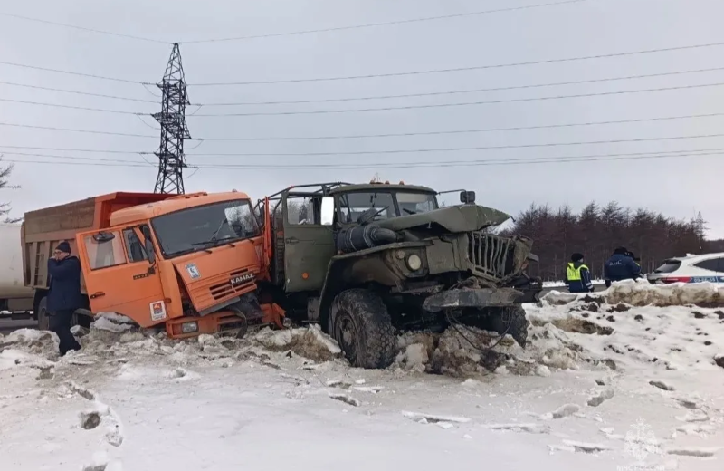 Автомобили КАМАЗ и Урал столкнулись в Магадане на ул. Кожзаводская
