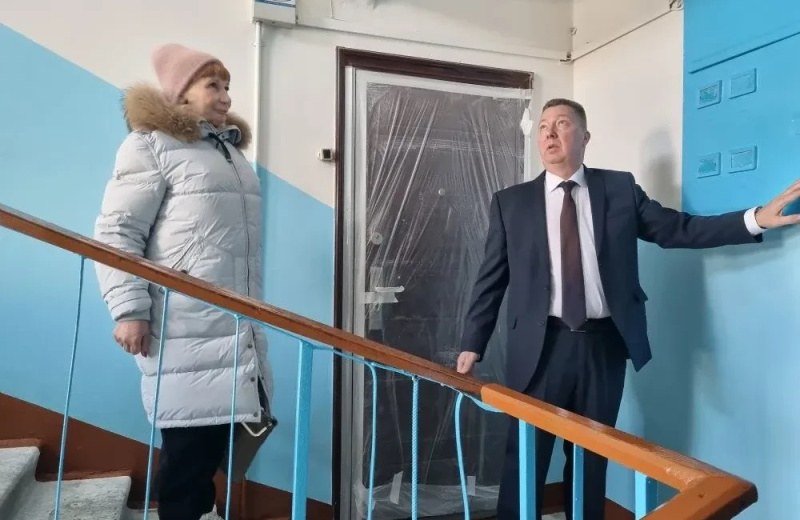 Центр поддержки семей участников СВО помог отремонтировать подъезд жилого дома в Магадане в рамках конкурса «Пора делать ремонт»