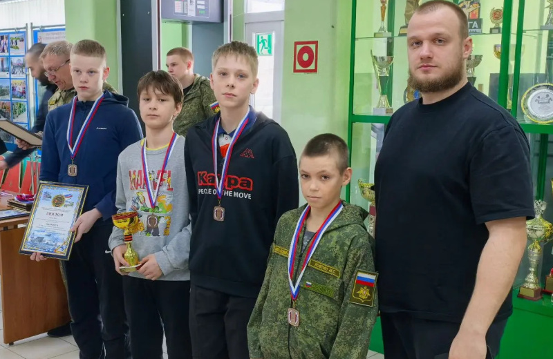 Соревнования по военно-спортивному многоборью прошли в Магадане при поддержке компании «Тихрыбком»