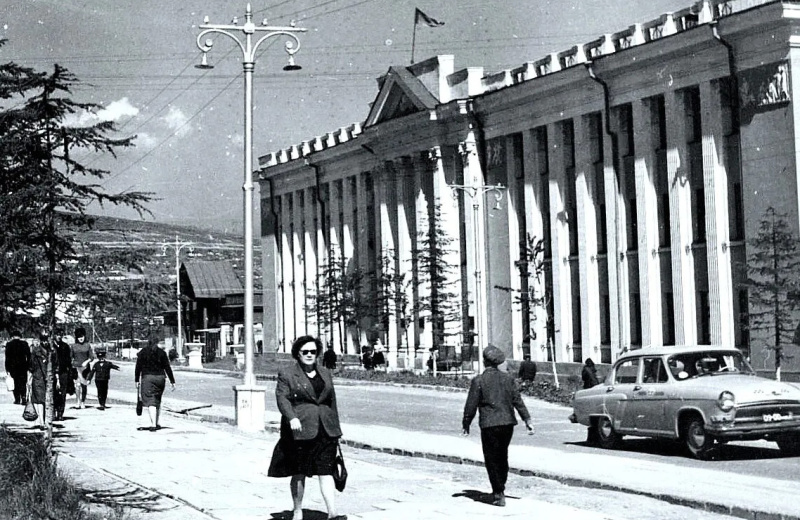 4 июня 1949 года имя поэта А. С. Пушкина присвоено Магаданской центральной городской библиотеке и одной из улиц города
