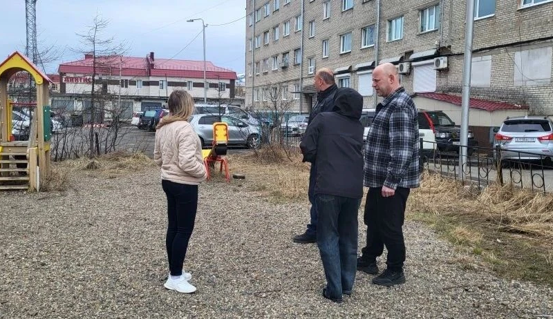 Павел Безменов провел рабочую встречу с жителями домов 17 и 19 по улице Транспортной в Магадане