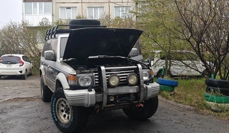 В Магадане оперативно ликвидировали возгорание автомобиля: пожар возник из‑за проблемы с аккумулятором