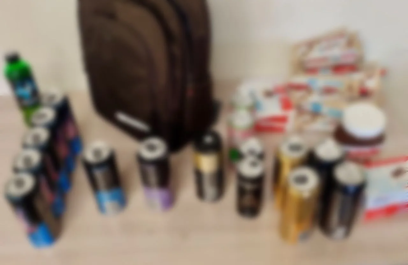 Два подростка пытались вынести из магазина энергетики и кондитерские изделия