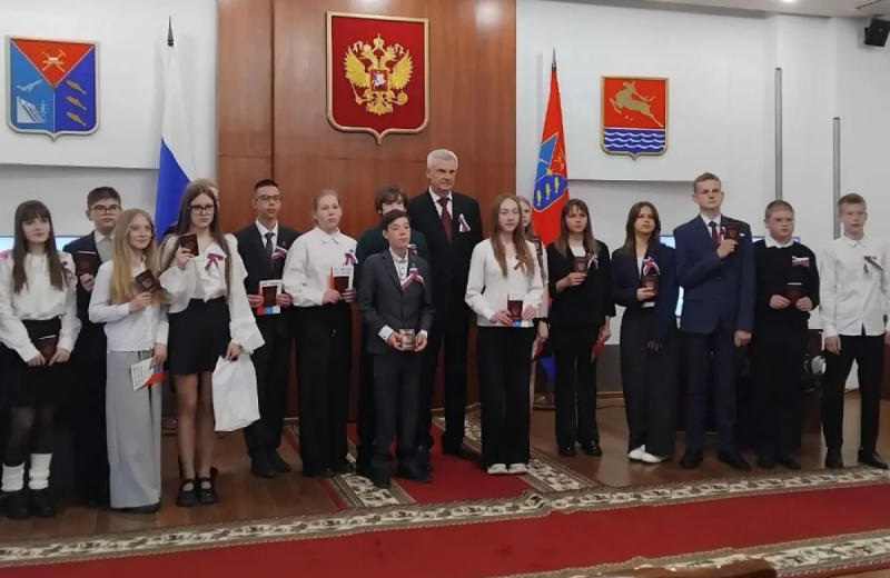 Юные колымчане получили свои первые паспорта в День России