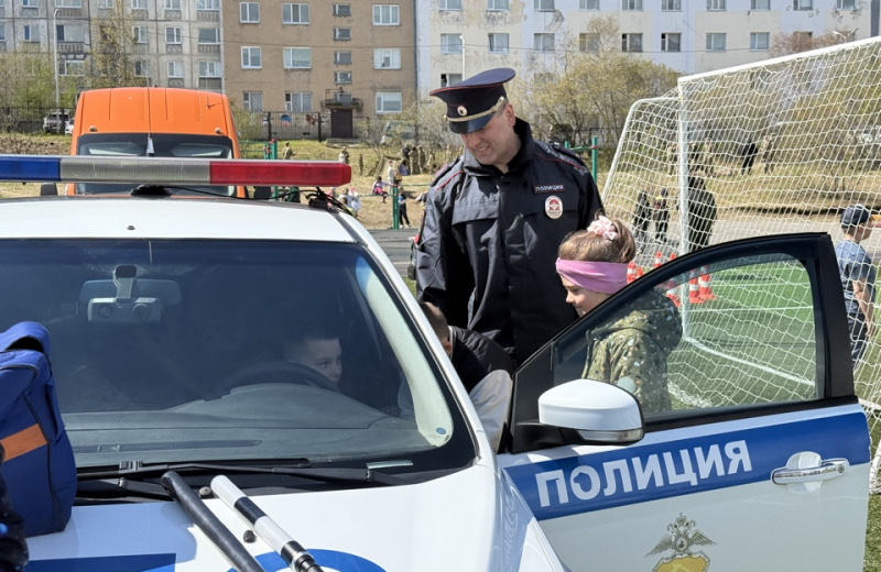 «Безопасное лето»: в Магадане полицейские рассказали детям о вреде наркотиков и правилах поведения на дороге