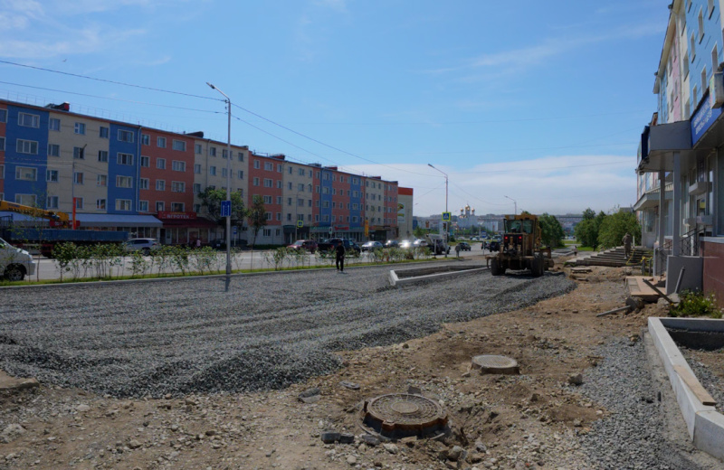 В Магадане на участке Колымского шоссе, 9 начались работы по благоустройству тротуара.