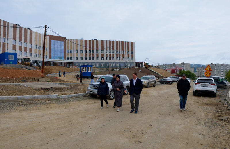 На улице Октябрьской в Магадане проводится масштабное благоустройство у перинатального центра.