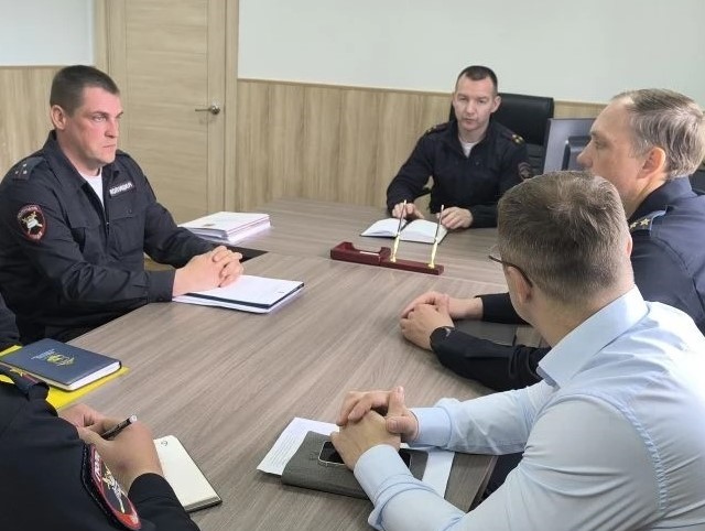 В Магадане госавтоинспекторы провели рабочую встречу с дорожными строителями по вопросам обеспечения безопасности на Колымской трассе