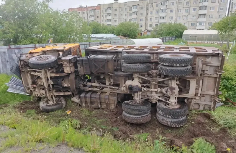 Госавтоинспекторы устанавливают обстоятельства ДТП с большегрузом на Колымской трассе