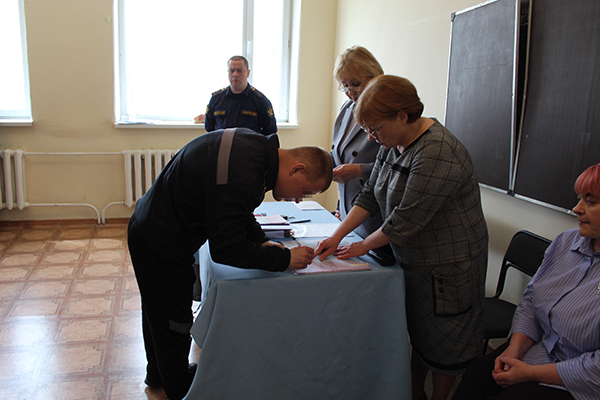 В исправительной колонии общего режима состоялось торжественное вручение аттестатов среднего общего образования.