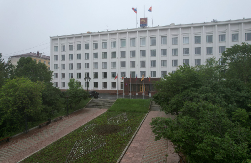 Парковка на газонах, ненадлежащее содержание зданий и сооружений и несогласованное оформление фасада