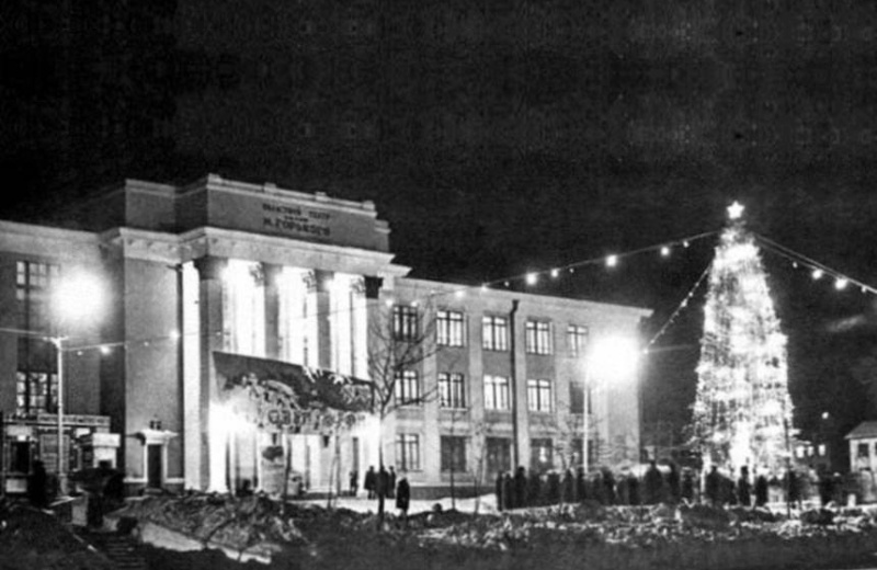7 августа 1938 года в документах впервые встречается название «театр имени М. Горького Управления комендатуры»