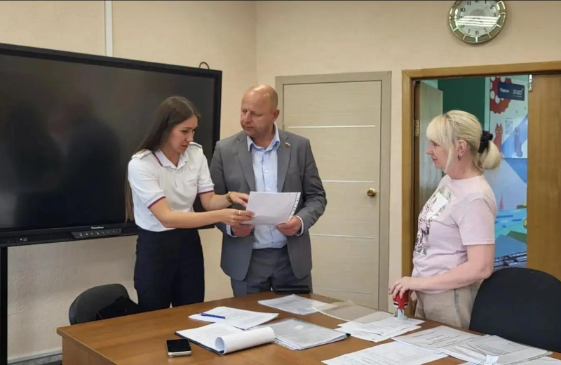 Павел Безменов принял участие в работе комиссии, которая оценивает готовность образовательных учреждений Магадана к новому учебному году