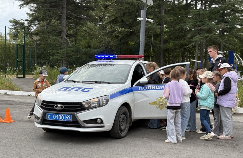 В Магадане полицейские и общественники провели для детей завершающее мероприятие в рамках акции «Безопасное лето»