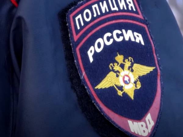 Пьяная забава вышла боком: двоих магаданцев поймали за прыжки на крыше чужой машины