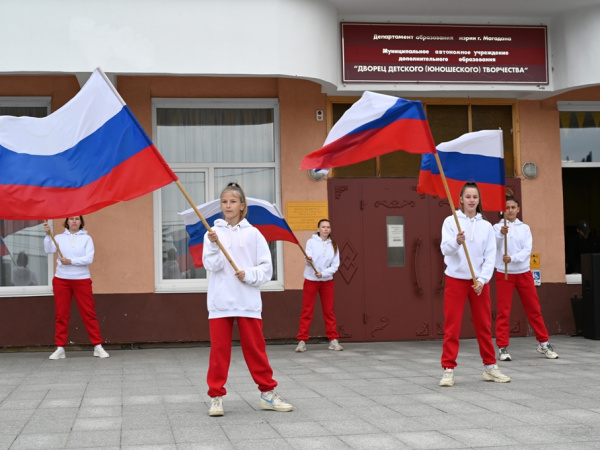 В Магадане прошел торжественный концерт, посвященный Дню государственного флага РФ