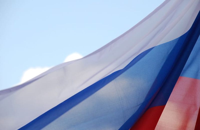 Сенатор Николай Ежов поздравил колымчан с Днем флага России