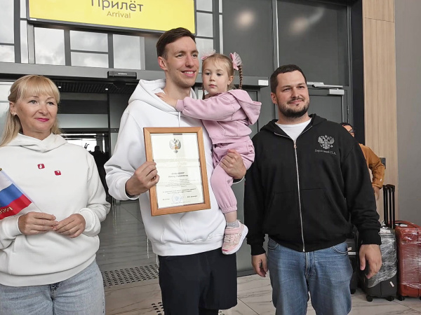 Магадан встретил чемпиона: Иван Кожакин привёз на Колыму три медали чемпионата Европы по плаванию