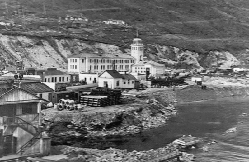6 сентября 1960 года 26 тружеников морских портов Колымы за успехи в развитии морского транспорта были награждены орденами и медалями