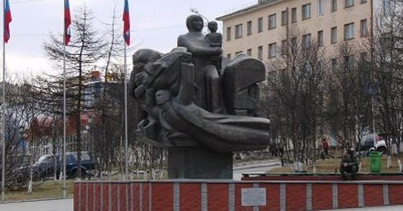 В сентябре 1971 г. магаданский горисполком принял решение о сооружении в г. Магадане памятника-монумента Вечной славы