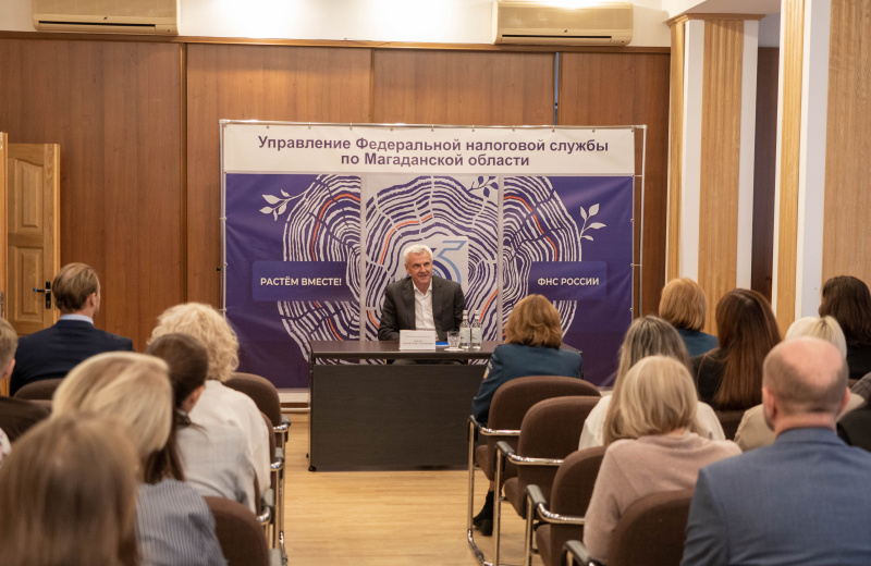 Губернатор Магаданской области провёл встречу с коллективом УФНС