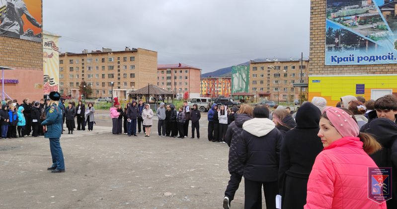 В школе п. Омсукчан состоялась плановая объектовая тренировка по эвакуации учащихся и сотрудников при угрозе пожара.