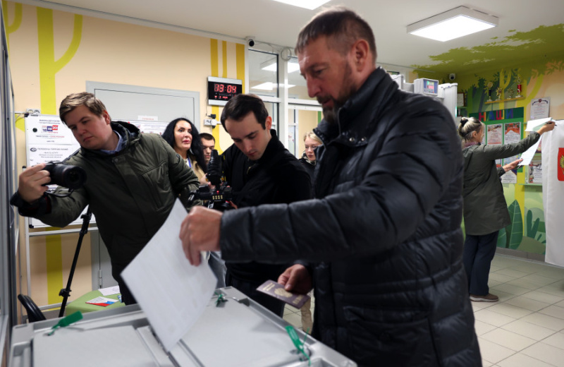 Колымские парламентарии голосуют на выборах депутатов Государственной Думы девятого созыва