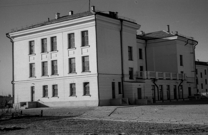 23 сентября 1958 года решением № 337 Магаданского горисполкома принят акт о вводе в эксплуатацию здания школы № 7